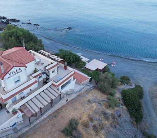 una vista aérea de una casa junto al océano en Villa Koutsakis, en Kalí Limenes