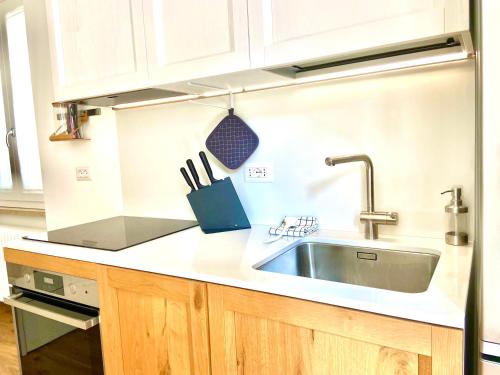 a kitchen with a sink and a counter top at Appartamento Alice Smart in Bardolino