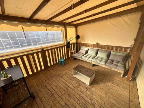 - un salon avec un canapé dans l'établissement Mobil Home Moderne avec grand terrasse, à Gujan-Mestras