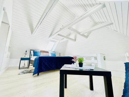 un soggiorno con divano blu e tavolo di aday - Modern 1 Bedroom Charming Central Apartment with Public Parking ad Aalborg