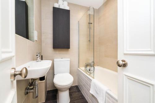 uma casa de banho com um WC, um lavatório e um chuveiro em Fantastic 1BD flat in the centre em Londres