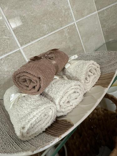 dos toallas sentadas en un estante en un baño en Gavrilis Apartments en Nénita