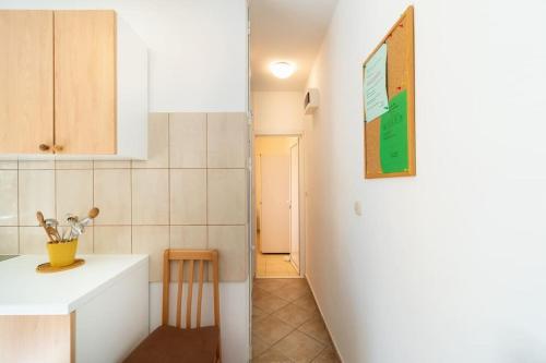 eine Küche mit einem Waschbecken und einer weißen Arbeitsplatte in der Unterkunft Cozy 1 bedroom apt/terrace/garden in Bol