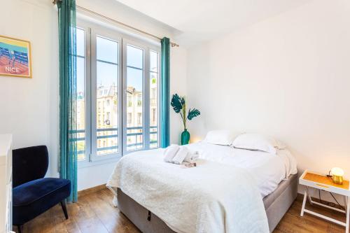 une chambre avec un lit et une grande fenêtre dans l'établissement LE ROSSINI AP4228 By Riviera Holiday Homes, à Nice