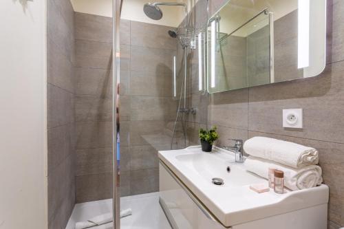 une salle de bain avec un lavabo et une douche dans l'établissement LE ROSSINI AP4228 By Riviera Holiday Homes, à Nice