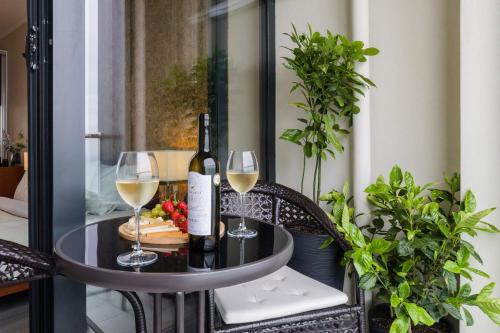 ein Tisch mit zwei Gläsern Wein drauf in der Unterkunft Porta Batumi Tower Sea breeze 2012 in Batumi