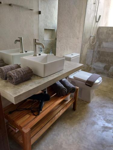 a bathroom with a sink and a toilet at Statera Host in Alto Paraíso de Goiás