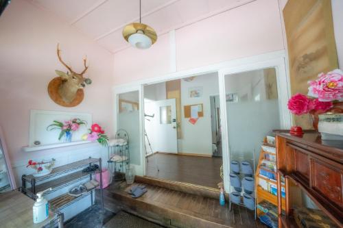 um quarto com um espelho e uma cabeça de veado na parede em Minpaku Ota - Vacation STAY 11959 em Otaru