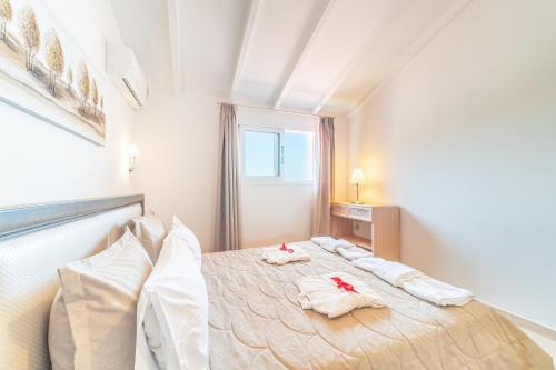 A bed or beds in a room at Mazis Deluxe Apartment