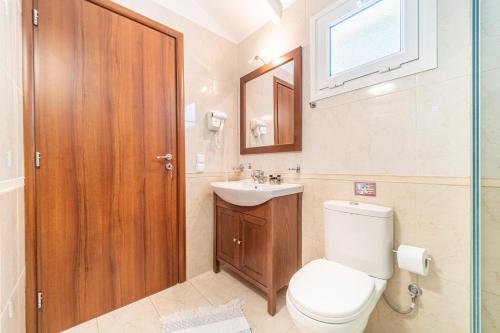 A bathroom at Mazis Deluxe Apartment