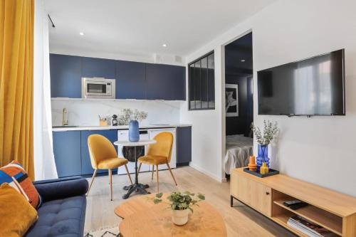 un salon avec un canapé et une table dans l'établissement Studio Nocturnelle - Welkeys, à Antibes