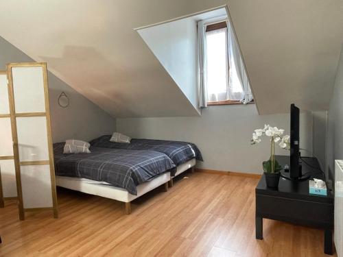 a bedroom with a bed and a window at Maison de ville, centre de Provins in Provins