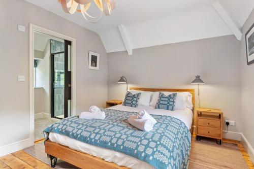 En eller flere senge i et værelse på Teacher's Cottage