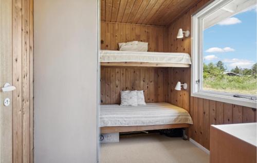 ロンストラップにあるAmazing Home In Lkken With 2 Bedrooms And Wifiの小さな家の中にある二段ベッド付きのベッドルーム1室です。