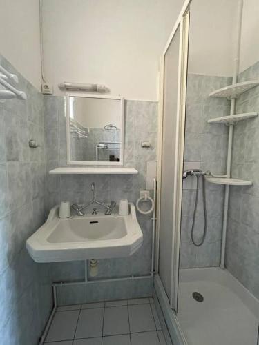 une petite salle de bain avec un lavabo et une douche dans l'établissement T2 dans le vieil Antibes, à Antibes