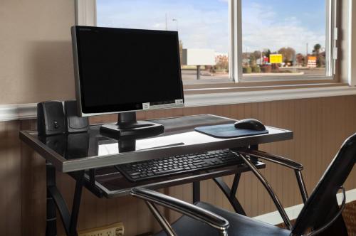 Televisyen dan/atau pusat hiburan di Super 8 by Wyndham Mifflinville Near Bloomsburg
