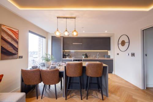 a kitchen and dining room with a table and chairs at Entire 2 Bed - No. 49 - The Cosy Collection Ltd in York