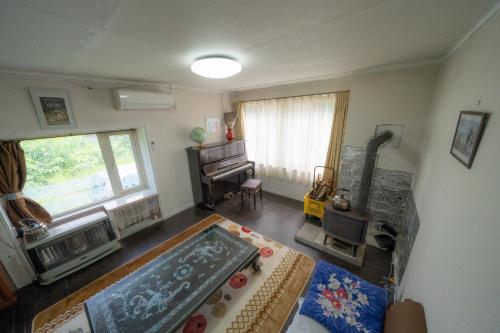 an overhead view of a living room with a rug at Minpaku Ota - Vacation STAY 11960 in Otaru