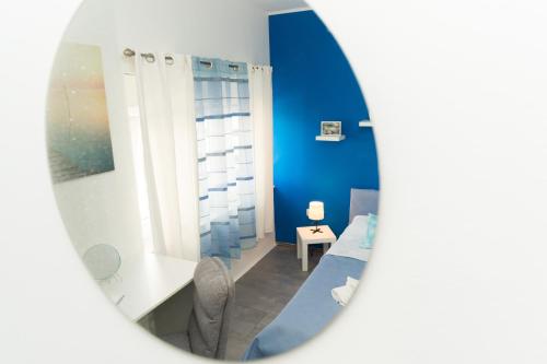 Pokój ze stołem i niebieską ścianą w obiekcie Apartment Mihaela w mieście Zadar