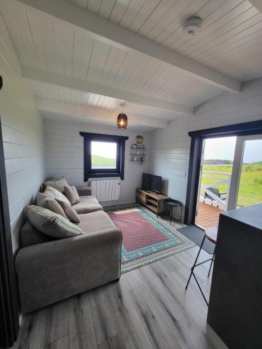 uma sala de estar com um sofá e uma mesa em Blue Haven Lodge em Doolin