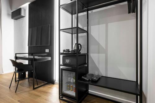 Litera negra con silla en una habitación en Home at Rome Luxury Navona, en Roma