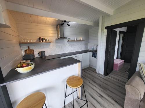 una cocina con un bol de fruta en una barra en Blue Haven Lodge, en Doolin