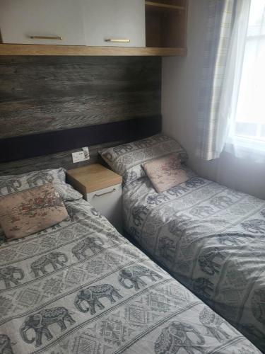 Postel nebo postele na pokoji v ubytování LUXURY STATIC CARAVAN HIRE KILN PARK TENBY