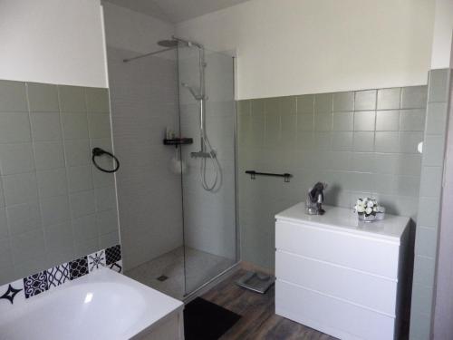 La salle de bains est pourvue d'une douche, d'un lavabo et d'une baignoire. dans l'établissement Chez Noêlle, à LʼIsle-sur-la-Sorgue