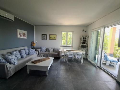 ein Wohnzimmer mit einem Sofa und einem Tisch in der Unterkunft Vista Mare Portofino by PortofinoVacanze in Gravero