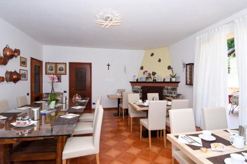 a dining room with a table and white chairs at La Piccola Bellagio in Bellagio