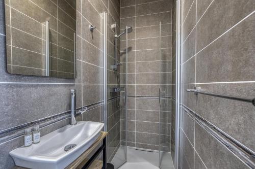 une salle de bain avec un lavabo et une douche dans l'établissement View point Les tresums - OG IMMO, à Annecy