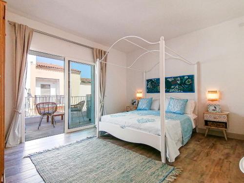 um quarto com uma cama de dossel e uma varanda em Layla Luxury Home em Santa Teresa Gallura