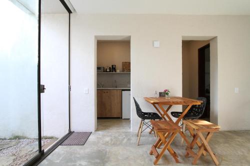 a room with a table and chairs and a kitchen at Statera Host in Alto Paraíso de Goiás
