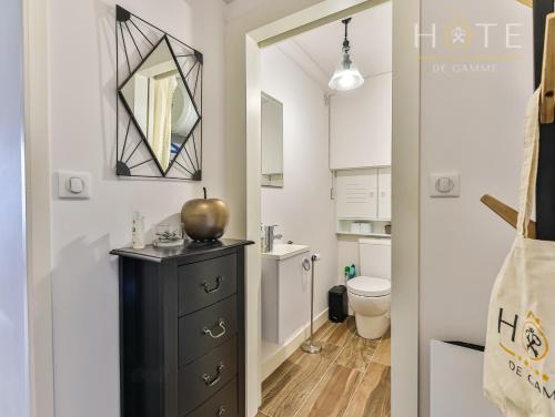 Bilik mandi di Duplex 4 étoiles, vue mer et port de plaisance