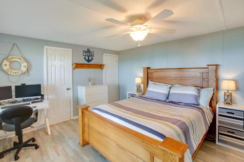 Un pat sau paturi într-o cameră la Bright Byrdstown Home with Views of Dale Hollow Lake