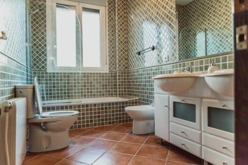 uma casa de banho com um WC, uma banheira e um lavatório. em Casa del Brezo em Córdoba