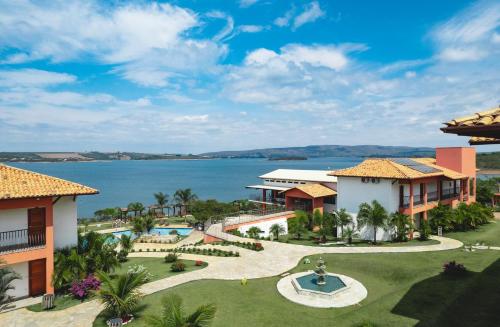 uma vista aérea do resort e da água em Riviera Capitólio Hotel em Capitólio