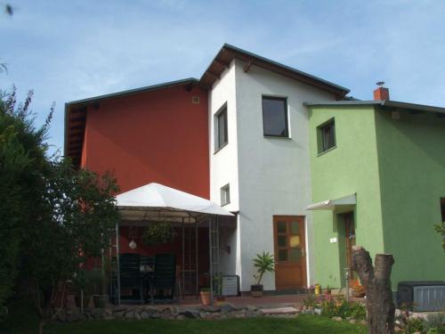 ein Haus mit einem roten Weiß und Grün in der Unterkunft Ferienwohnung Hanni in Heringsdorf