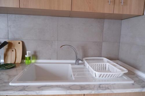 a kitchen counter with a sink and a faucet at Casa da Rabita in Capinha