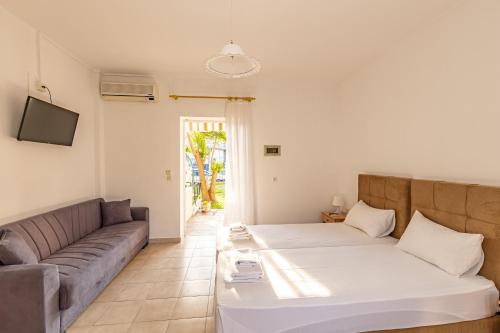 een woonkamer met een bank en een tafel bij Skioni Studios in Nea Skioni