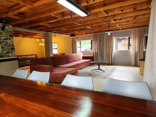 Χώρος καθιστικού στο Goodnight Guest Lodge