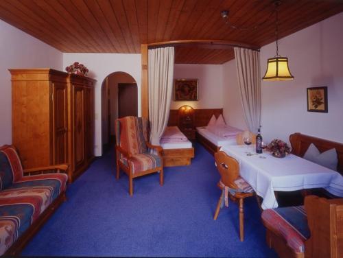 een hotelkamer met een bed en een bank bij Ferienhaus Waldwinkl in Grainau