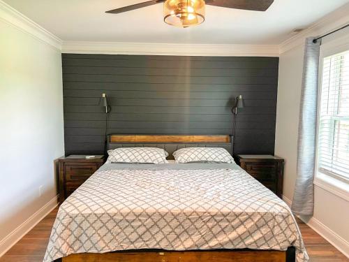 een slaapkamer met een bed met een zwarte muur bij Vaquerano Kingdom in Rockvale