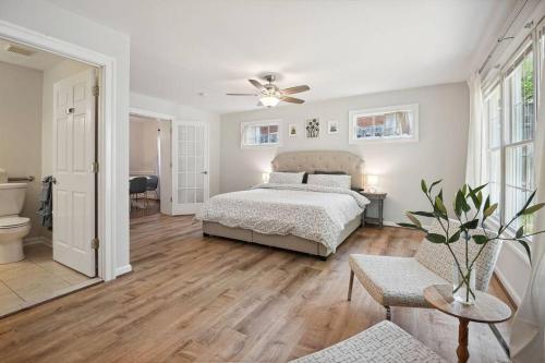 1 dormitorio con cama, sofá y mesa en Arlington Colonial Oasis: 15-Minute Drive to Washington DC, en Arlington