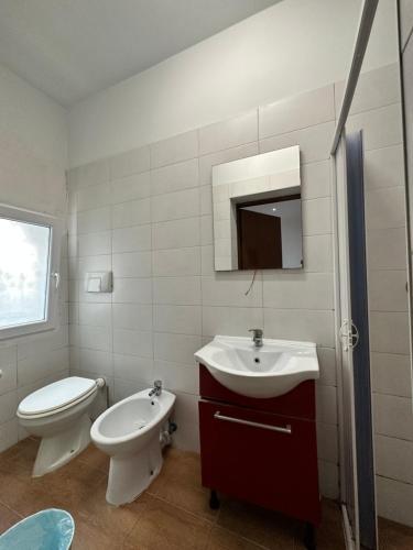 een witte badkamer met een toilet en een wastafel bij Dream holiday in Mestre