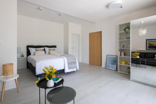 sypialnia z łóżkiem i salon w obiekcie Apartment Alex w mieście Labin