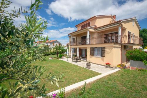 an image of a house with a yard at Apartment Alex in Labin