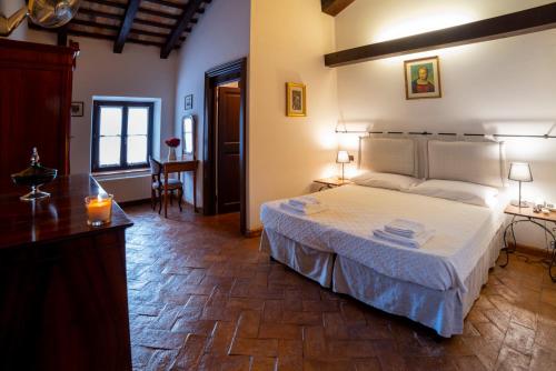 een slaapkamer met een groot bed in een kamer bij Volpe Pasini - Wine and Rooms in Togliano