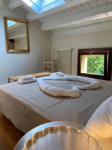 twee grote bedden in een kamer met een raam bij Mini Loft Castello in Thiene