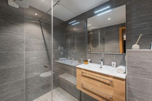 une salle de bain avec un lavabo et une douche dans l'établissement Les Flambeaux - Apt B32 - BO Immobilier - Châtel Multipass Été 2025 en option au tarif de 3euros par jour et par personne, à Châtel